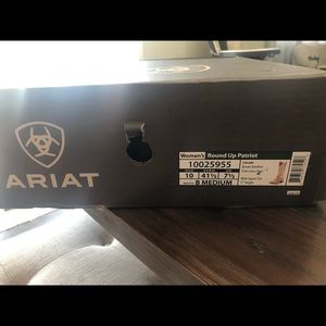 Women’s Ariat cowgirl boots size 10.